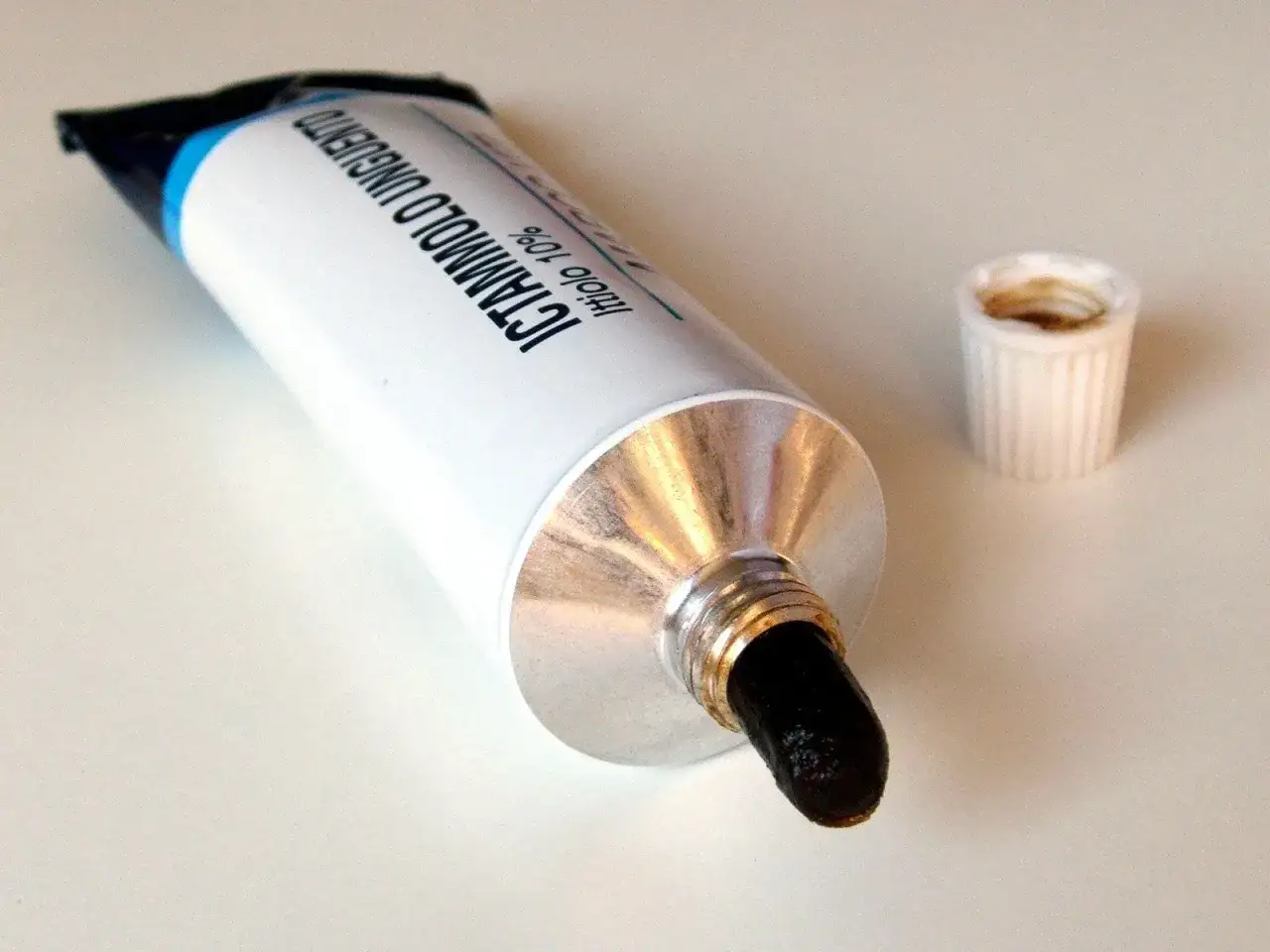 maść ichtiolowa czarna i biała porównanie