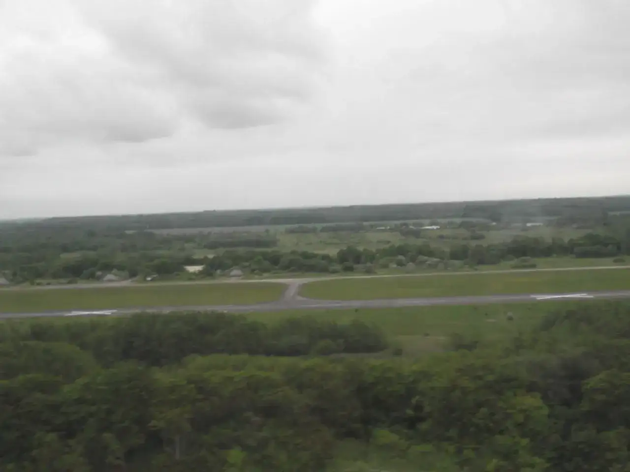 Widok z lotu ptaka na zielone tereny i pas startowy. Czy w Kołobrzegu jest lotnisko? To miejsce wygląda jakby mogło być lotniskiem.