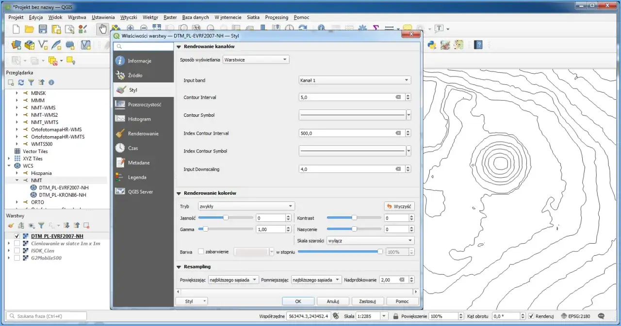 Okno QGIS z warstwą DTM-PL-EVRF2007-NH, przedstawiającą rzeźbę terenu geoportal. Widoczne ustawienia stylizacji warstwy, w tym interwał i symbol konturu.