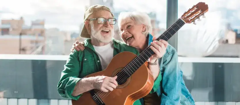seniorzy muzykoterapia uśmiechnięci