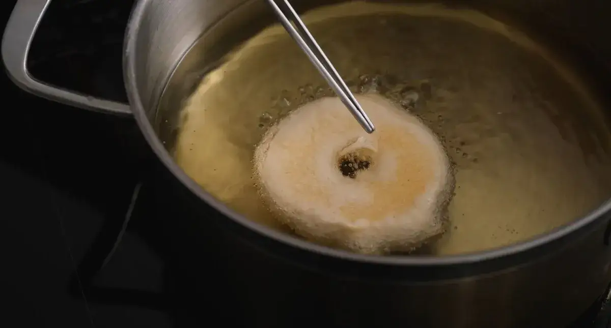 Zdjęcie Jak poprawnie smażyć olej w garnku i uzyskać idealną temperaturę smażenia