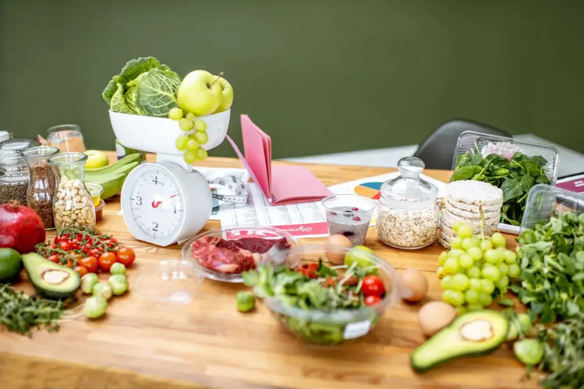 Składniki na dietę 1100 kcal: warzywa, owoce, mięso, jajka, płatki owsiane, nasiona chia, ryż ekspandowany.