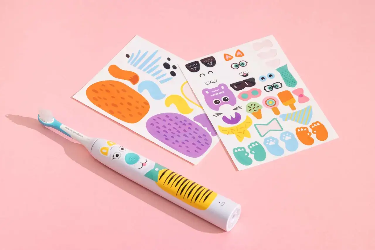 Urocza szczoteczka soniczna dla dzieci z naklejkami do personalizacji. Idealna do nauki mycia zębów!
