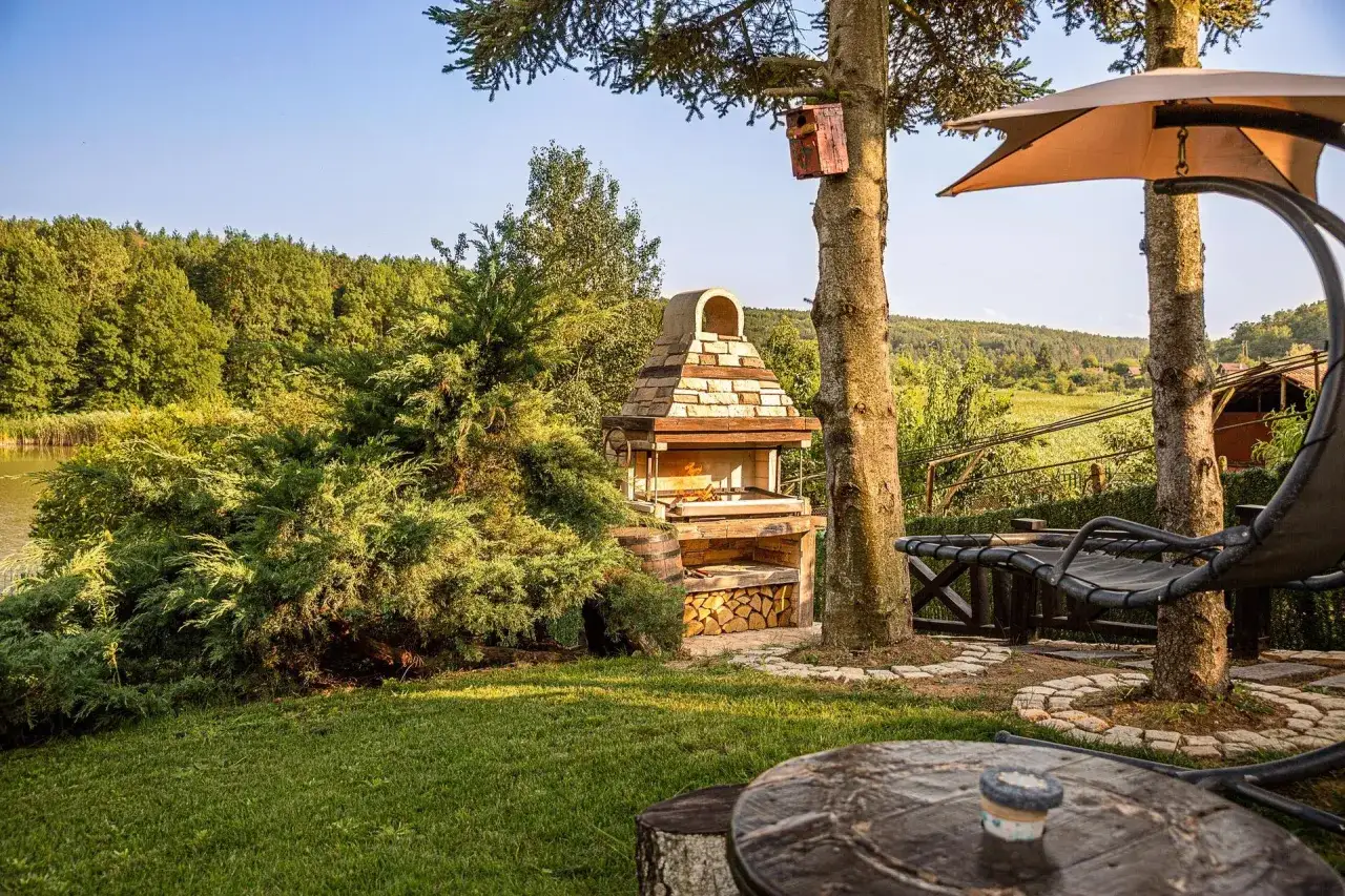 r&oacute;żne style grilli betonowych w ogrodzie