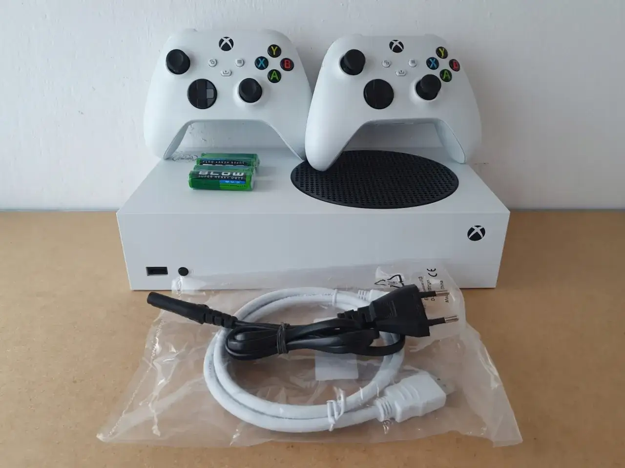 Xbox Series S konsola z padem i grami