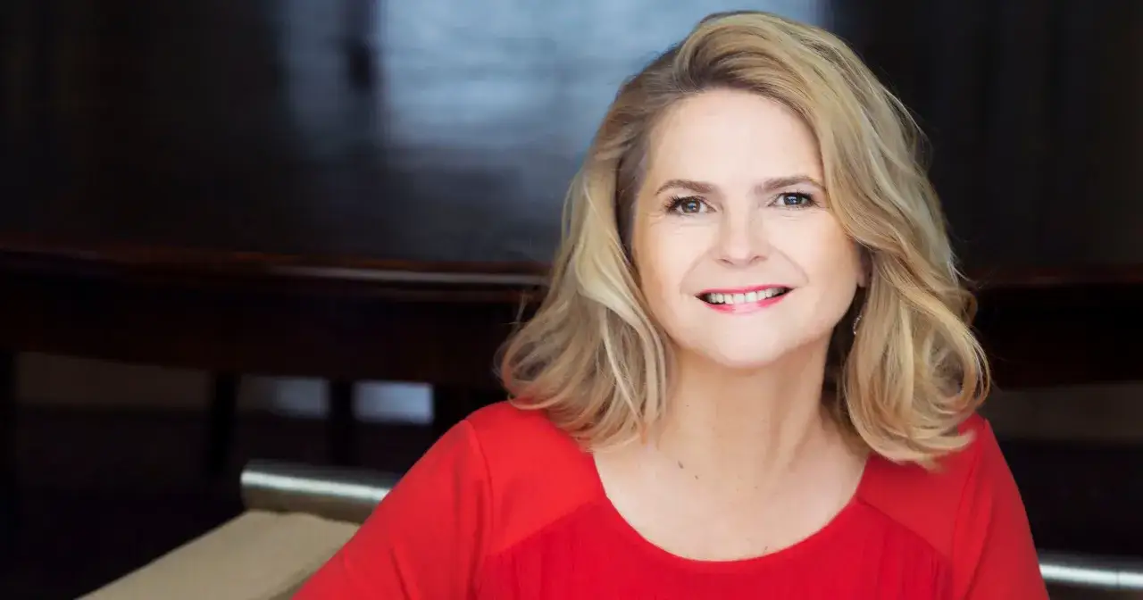 Uśmiechnięta blondynka w czerwonej bluzce. Czy Tusk ma żonę? To pytanie nurtuje wielu, ale ta pani nie jest z nim związana.