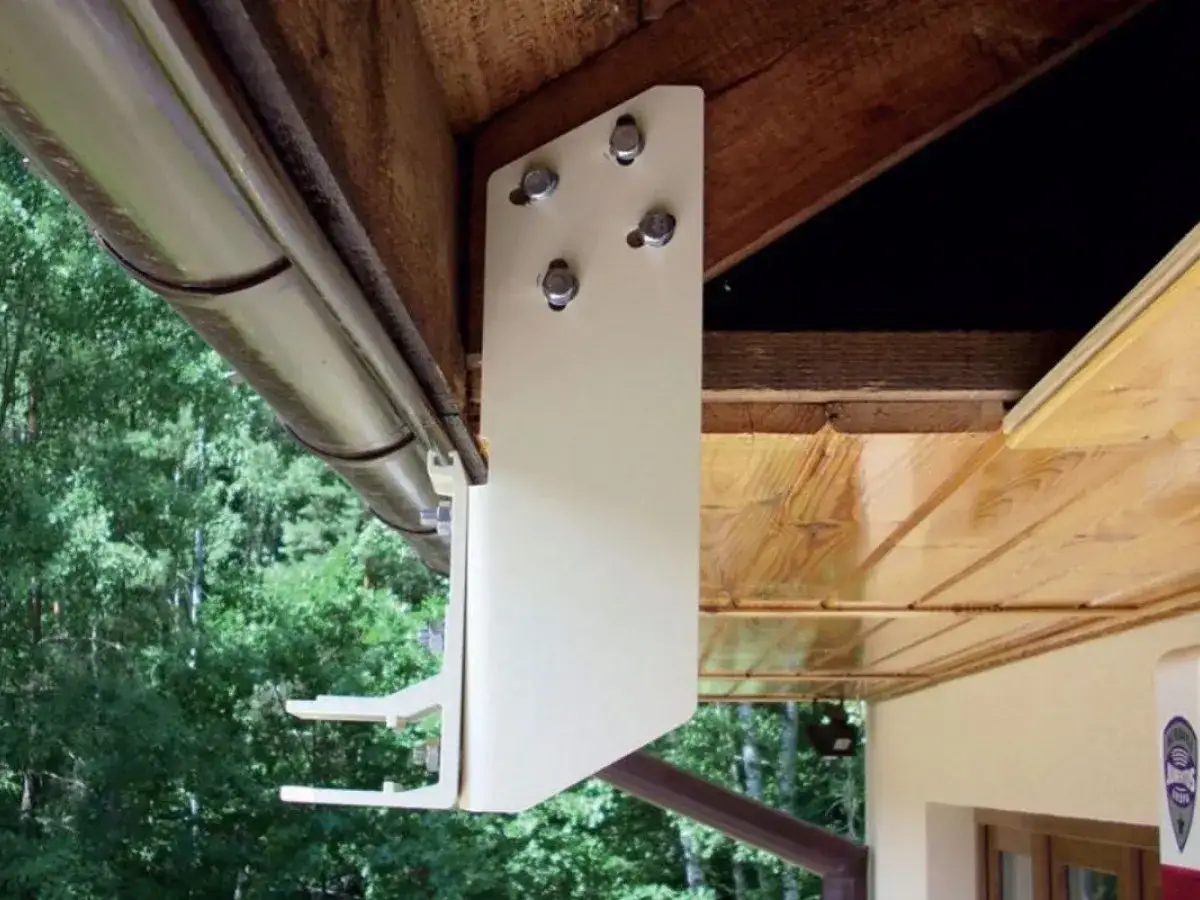 Nowoczesne zadaszenie tarasu pod balkonem