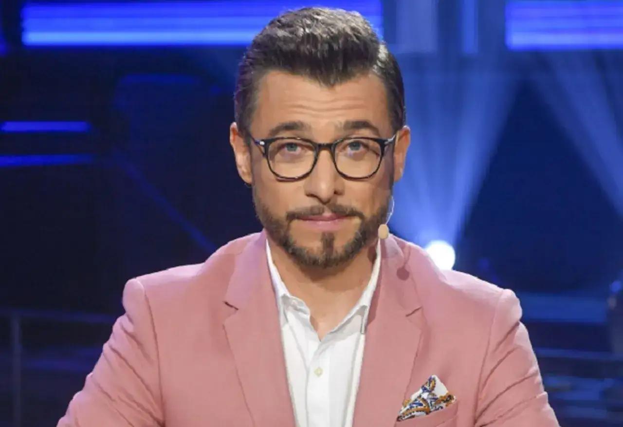 Kacper Kuszewski w różowej marynarce i okularach, z zarostem. Czy ma chłopaka? To pytanie nurtuje fanów.