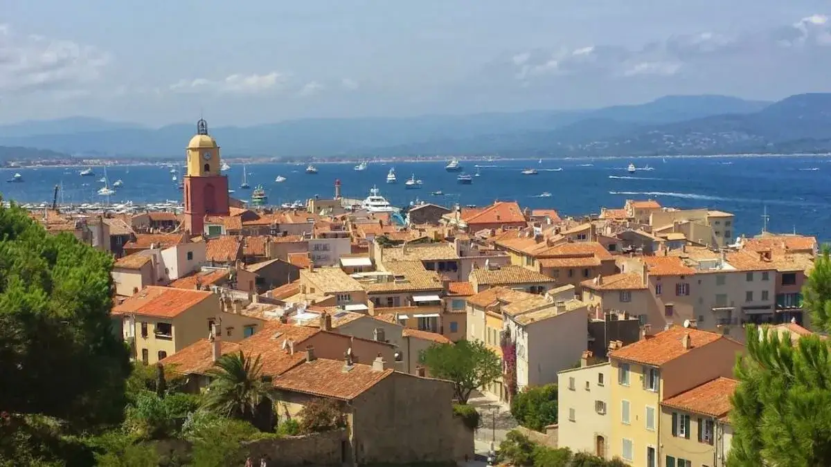 Saint-Tropez panorama port i cytadela