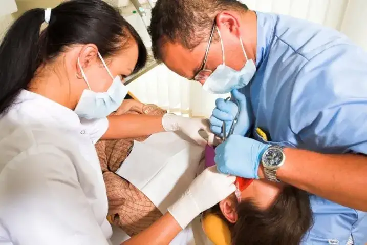 Dentysta w gabinecie stomatologicznym, lekarz z pacjentem