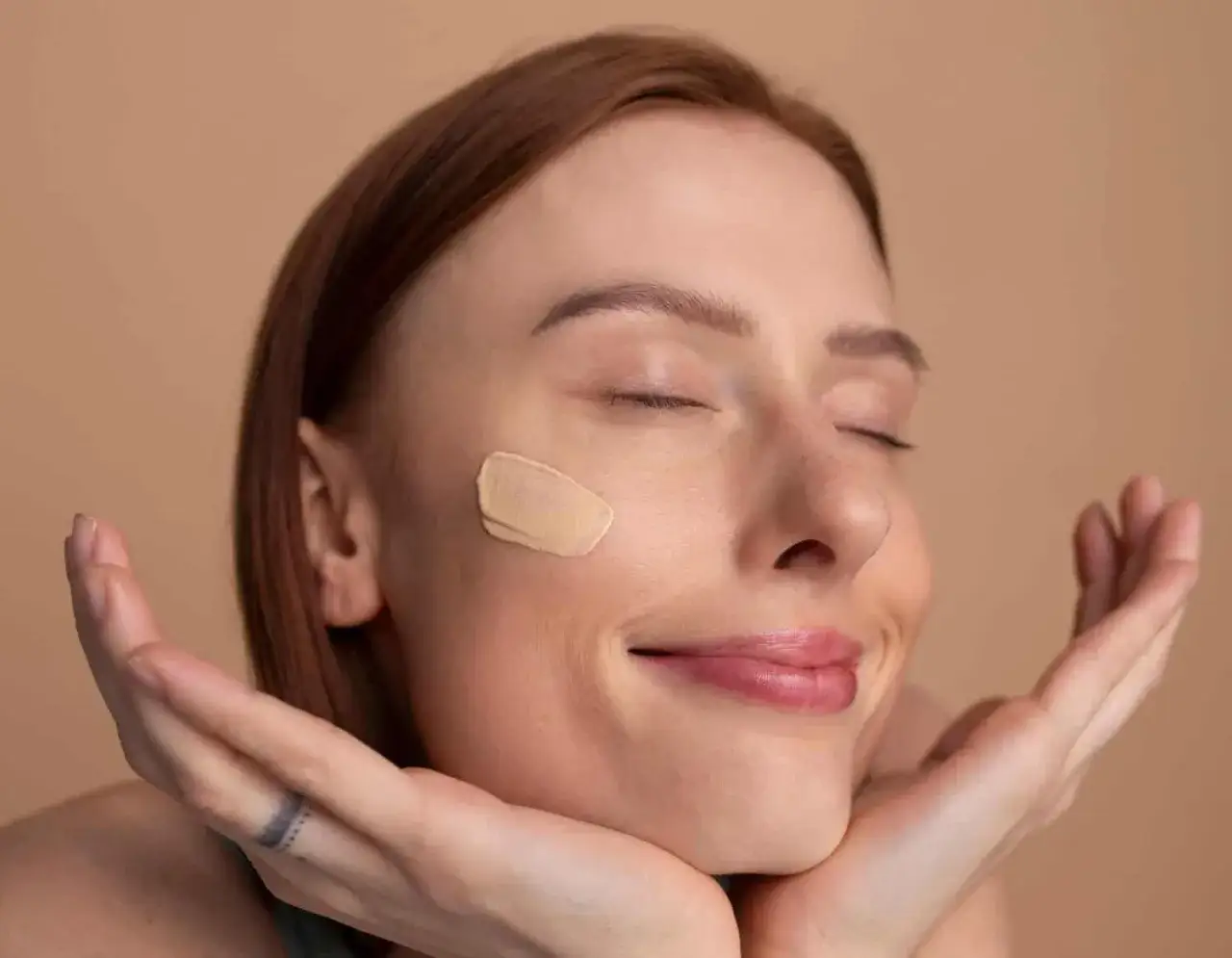 R&oacute;żne rodzaje baz pod makijaż i ich działanie