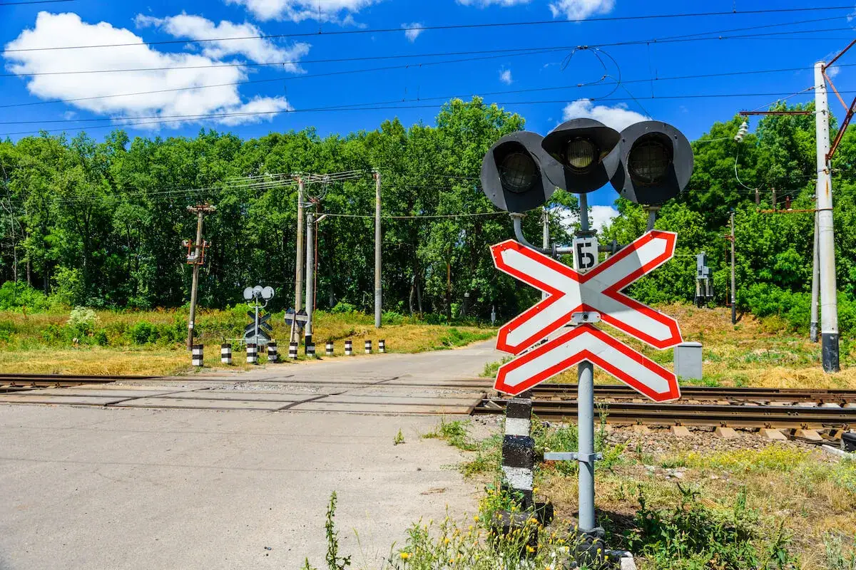 Przejazd kolejowy z sygnalizacją świetlną i znakiem krzyża. Zastanawiasz się, po jakim czasie przychodzi mandat z przejazdu kolejowego?