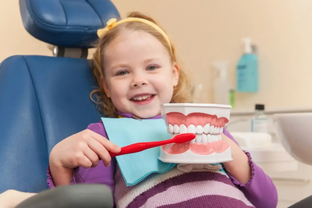 Dziecko u dentysty podczas kontroli zęb&oacute;w