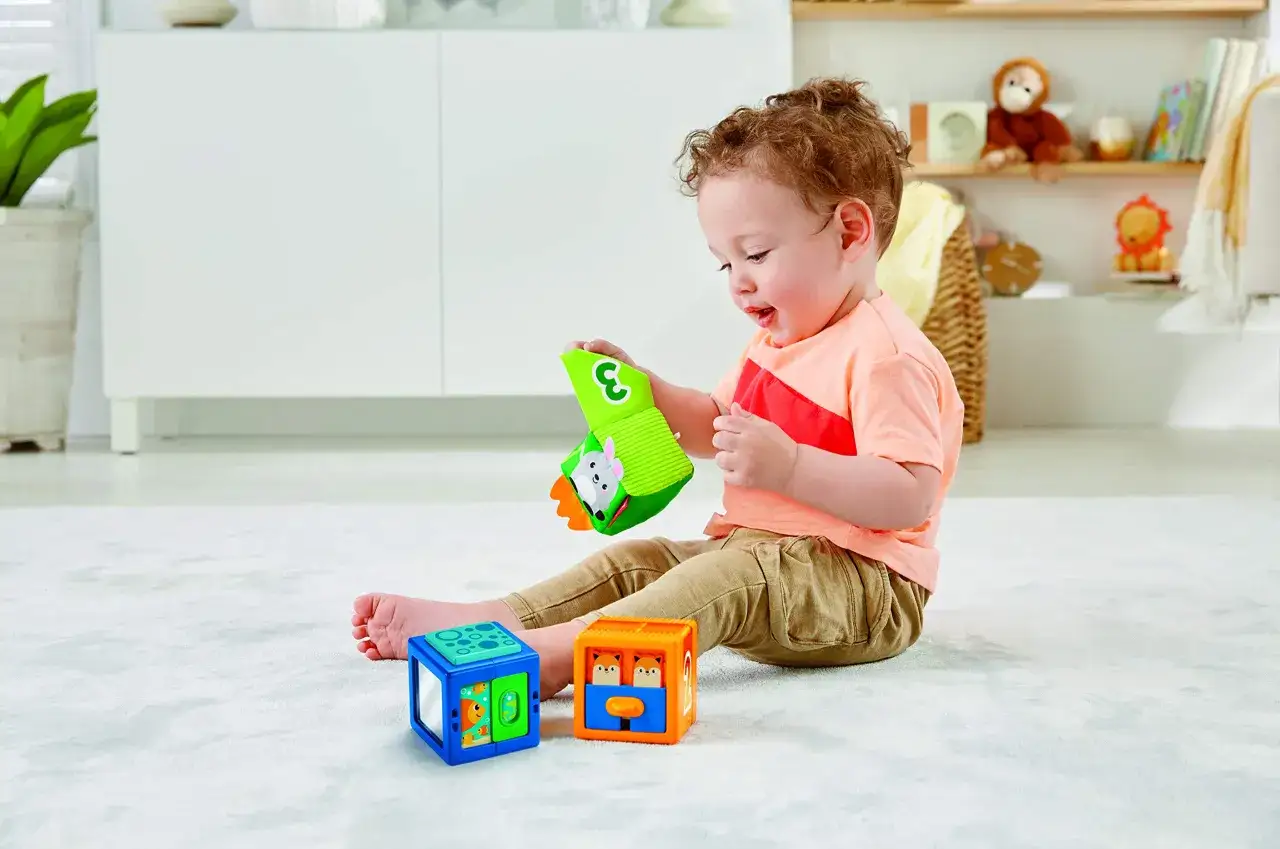 Dziecko bawi się klockami sensorycznymi Fisher-Price