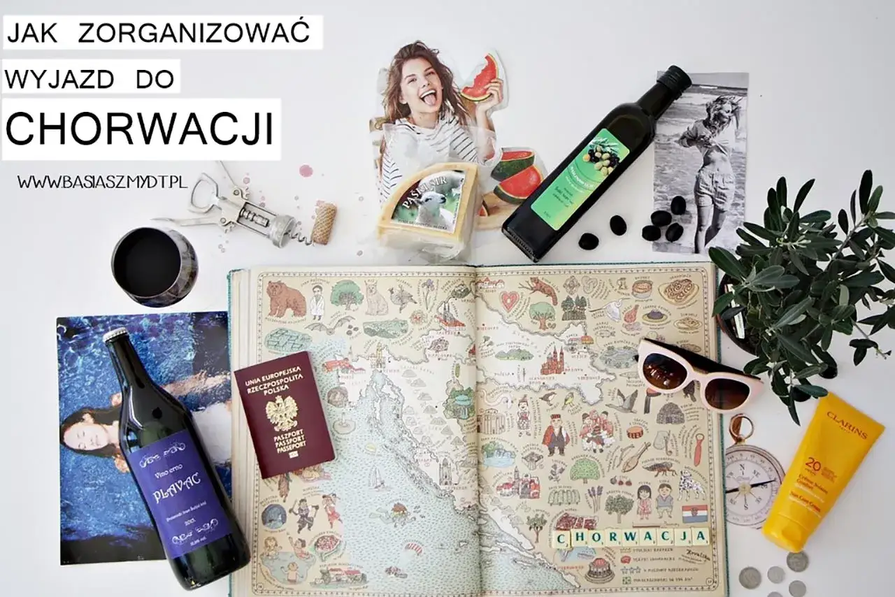 Paszport, dow&oacute;d osobisty i karta EKUZ na tle mapy Chorwacji