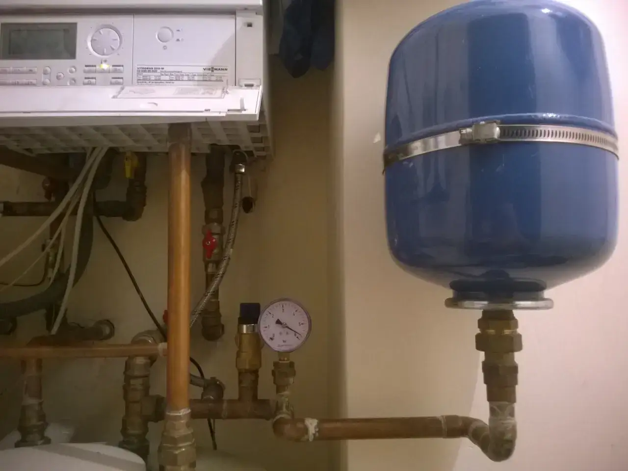 Kocioł dwufunkcyjny Viessmann z niebieskim naczyniem przeponowym. Manometr wskazuje ciśnienie. Dowiedz się, jak obniżyć ciśnienie w piecu dwufunkcyjnym.