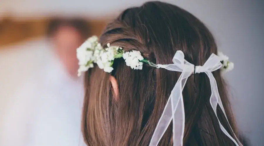 Zdjęcie Co na głowę do ślubu? Odkryj modne alternatywy dla welonu