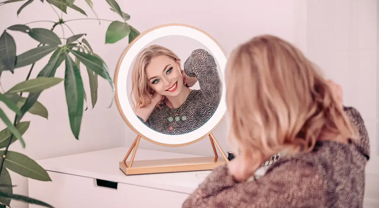 oświetlenie lustra przed i po, cienie na twarzy