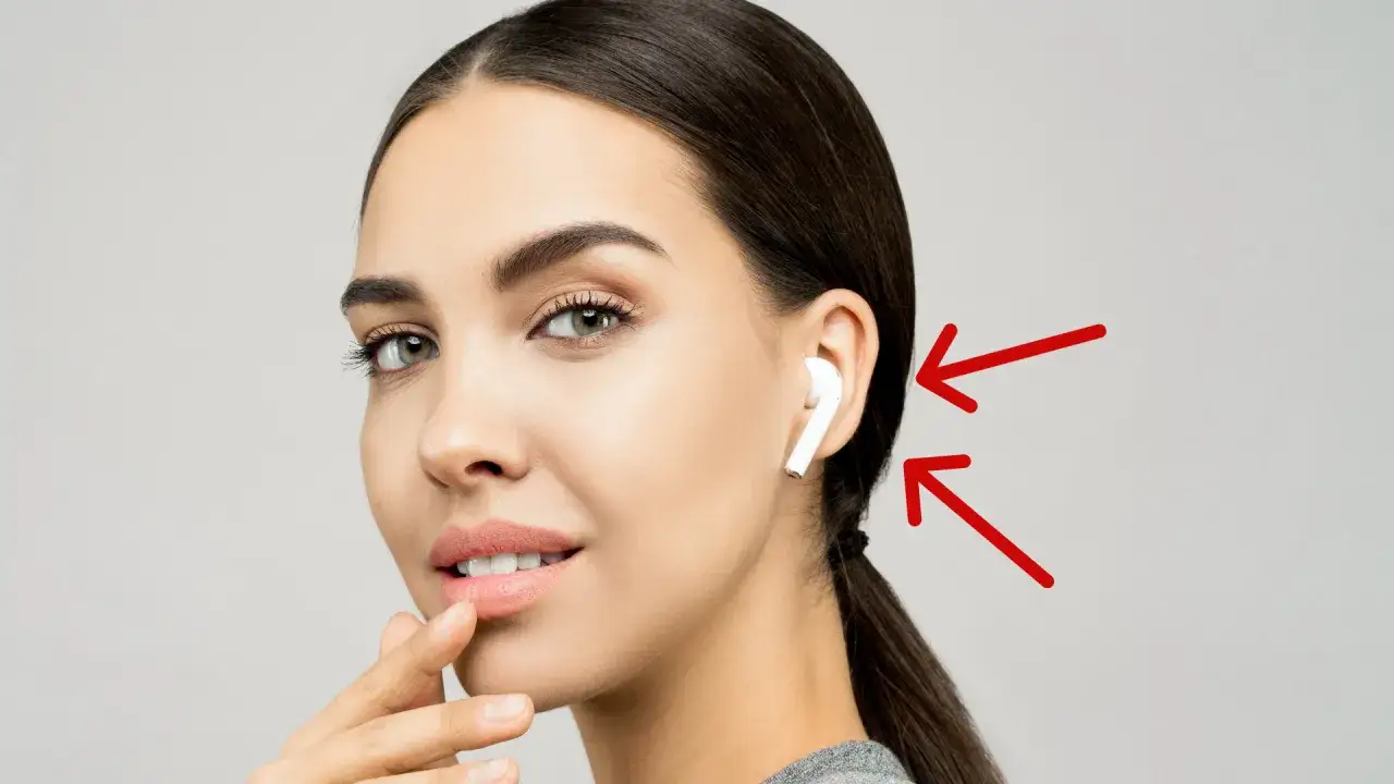 osoba słuchająca muszli przy uchu