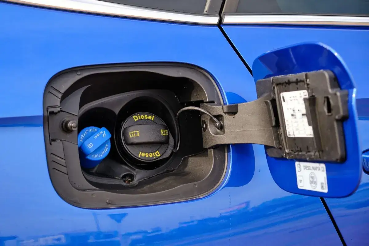 Niebieski wlew AdBlue obok korka Diesel. To rozwiązanie pomaga ograniczyć emisję spalin w nowoczesnych dieslach.