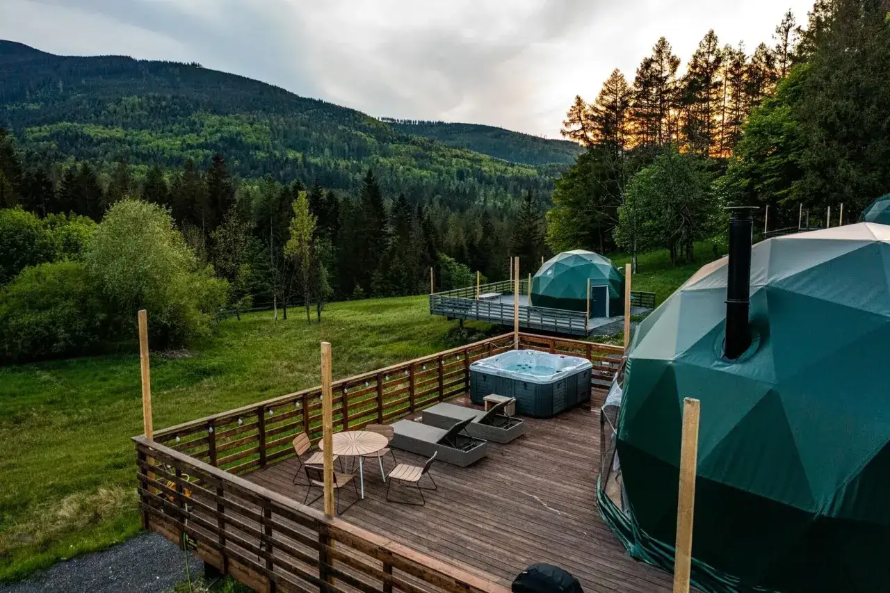 Platformy rezerwacyjne nocleg&oacute;w w Polsce