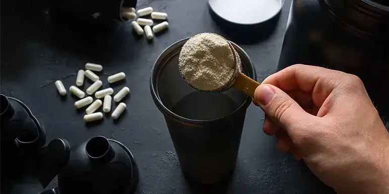 suplement przedtreningowy na stole siłownia