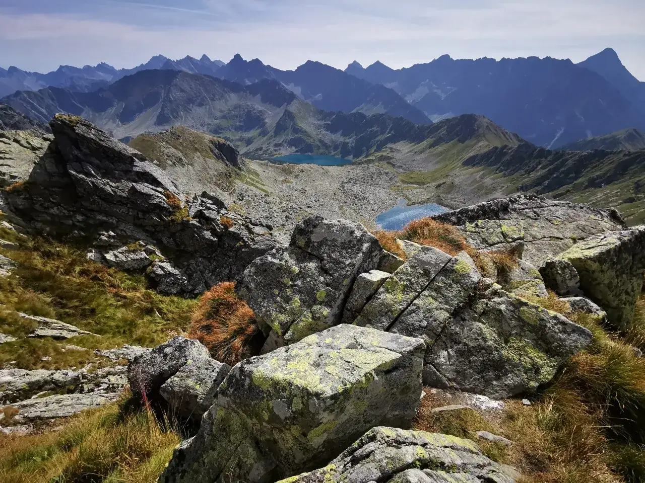 Widok na Tatry Wysokie z kamienistym szlakiem i dwoma jeziorami. Czy szlak na Świnicę jest otwarty?