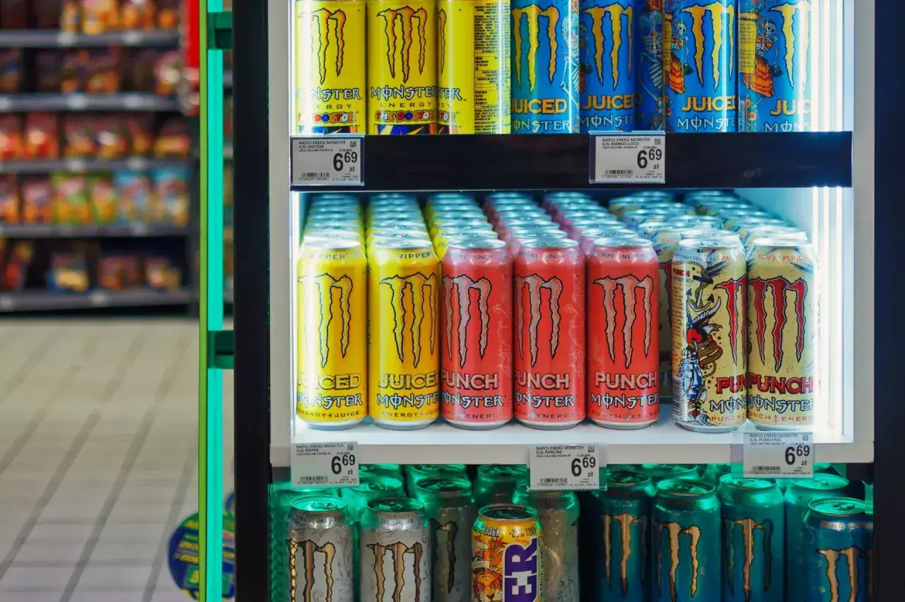 różne napoje energetyczne zakaz sprzedaży młodzieży