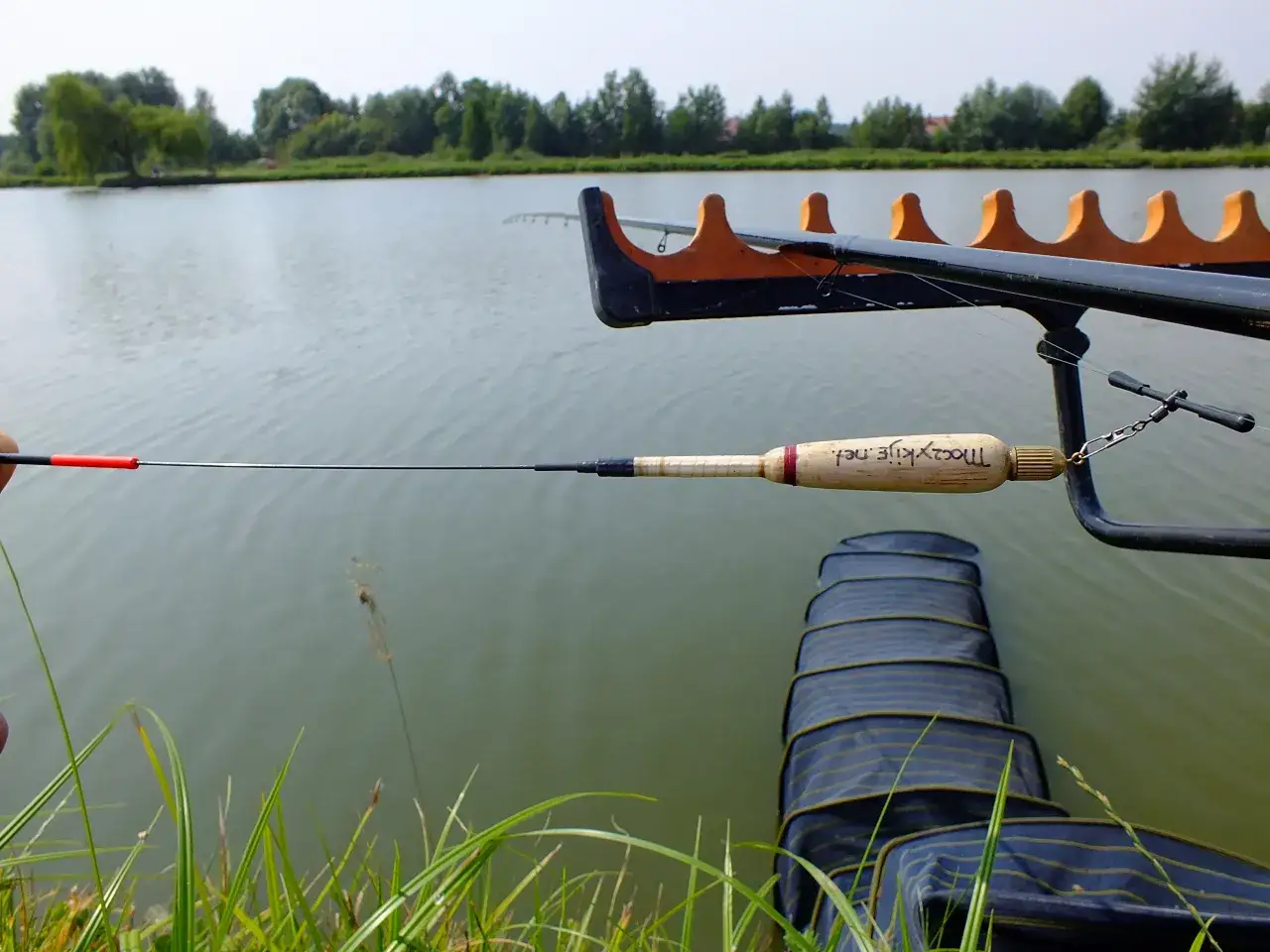 wędkarz z płocią leszczem linem karasiem