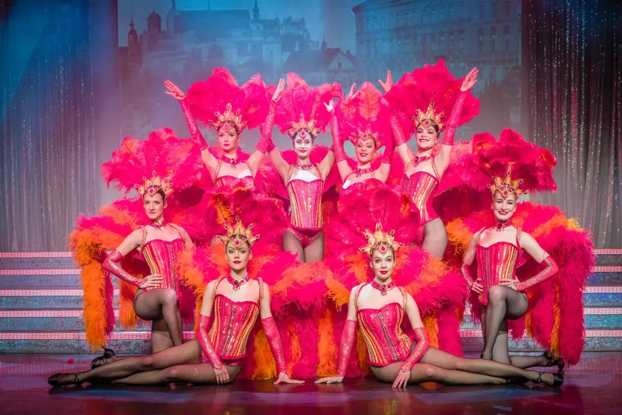 Tancerki w pióropuszach i błyszczących strojach. Zastanawiasz się, ile kosztuje bilet do Teatru Sabbat?