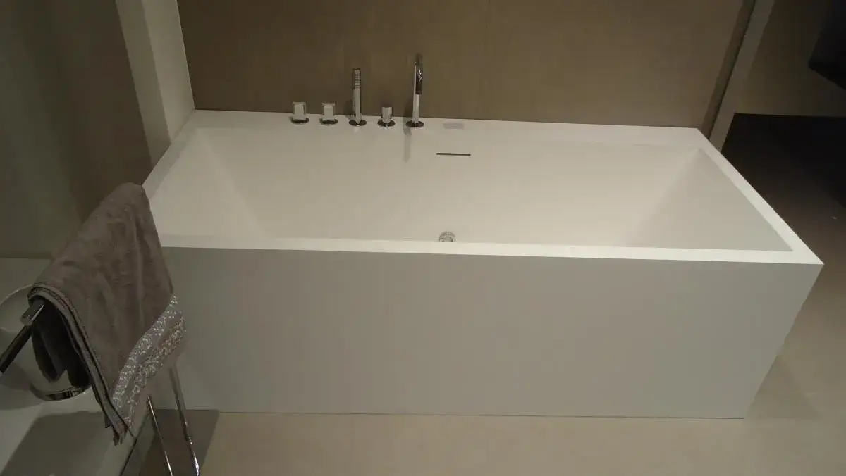 Zdjęcie Ile kosztuje wanna na wymiar? Sprawdź, co wpływa na cenę i wybór.