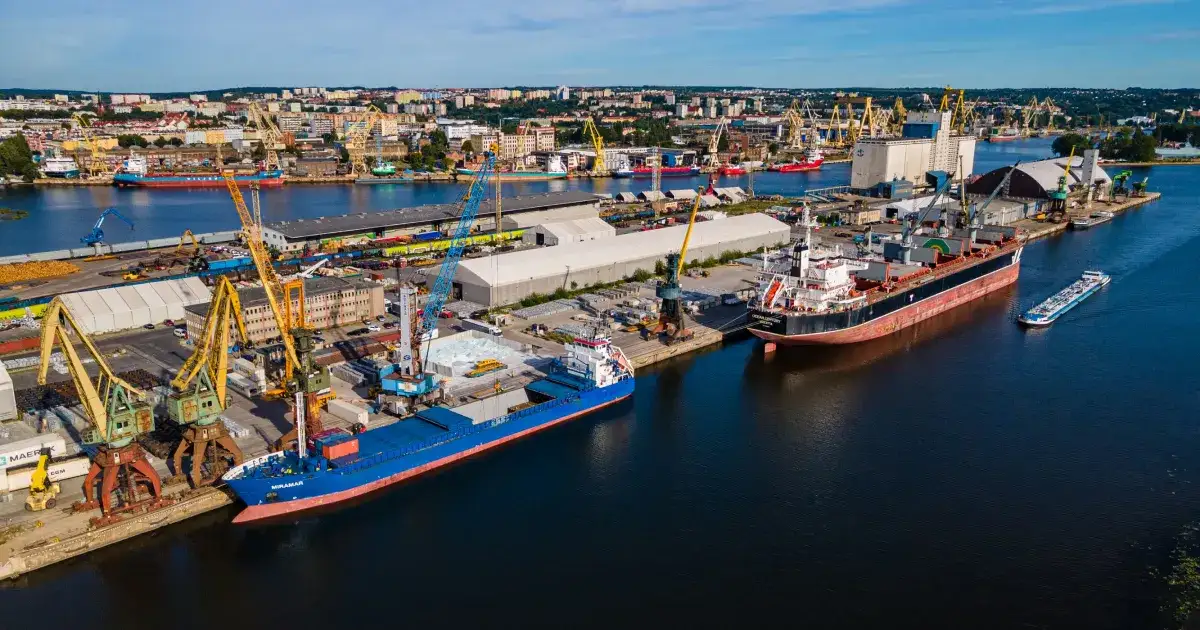 Port Szczecin-Świnoujście, statki oceaniczne, dźwigi portowe