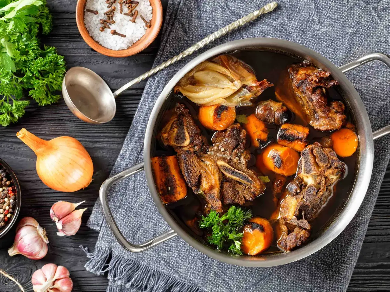 R&oacute;żne rodzaje mięsa na ros&oacute;ł: szponder wołowy, porcje rosołowe drobiowe