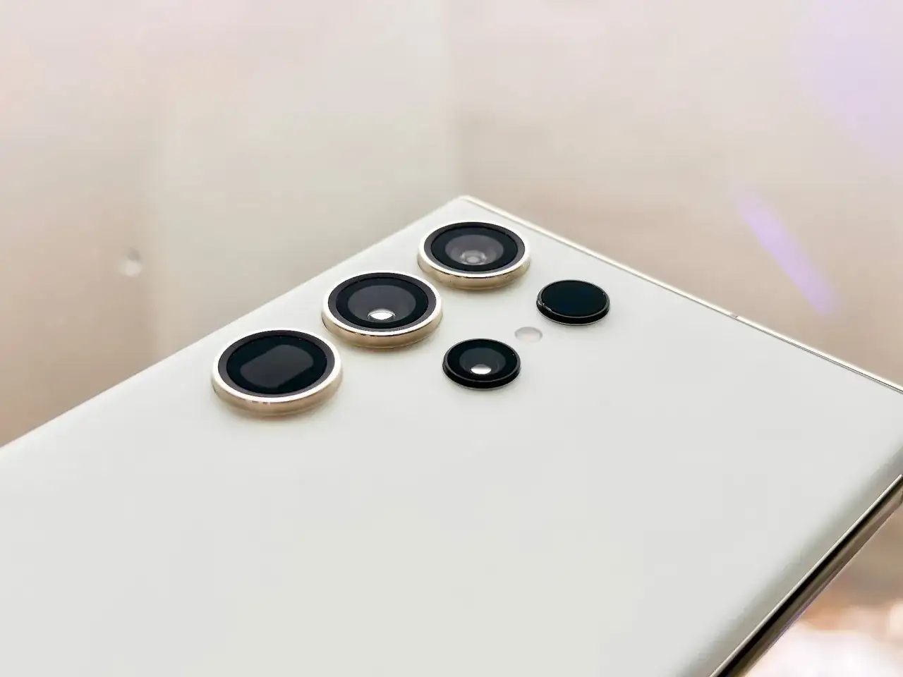 Zbliżenie na moduł aparat&oacute;w w białym Samsungu S23 Ultra. Pięć obiektyw&oacute;w gotowych do uchwycenia każdej chwili.