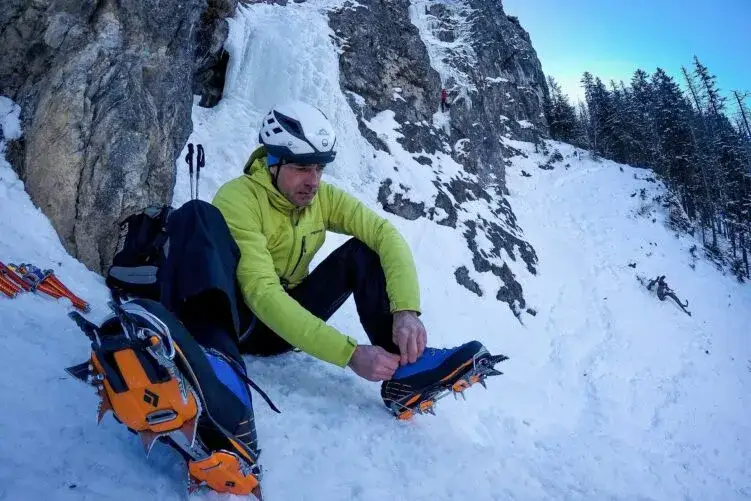 Sprzęt zimowy w Tatry raki czekan kask