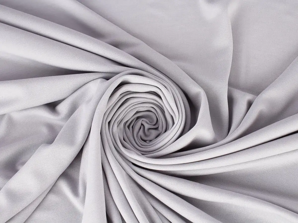 Szare, miękkie tkaniny ułożone w spiralę. To modal, co to za materiał? Miękki i przyjemny w dotyku.