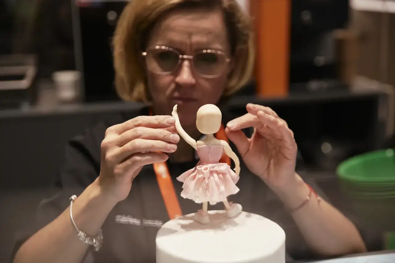 mocowanie figurki na tort