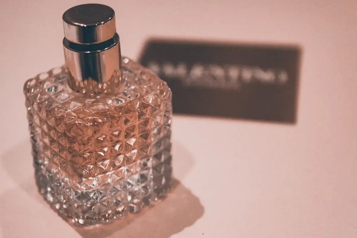Elegancka butelka perfum Valentino z błyszczącym korkiem. Zastanawiasz się, jakie perfumy są najbardziej trwałe?