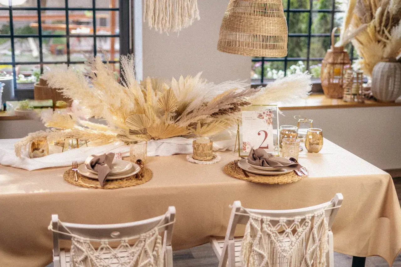 inspiracje na dekoracje stołu urodzinowego boho i glamour