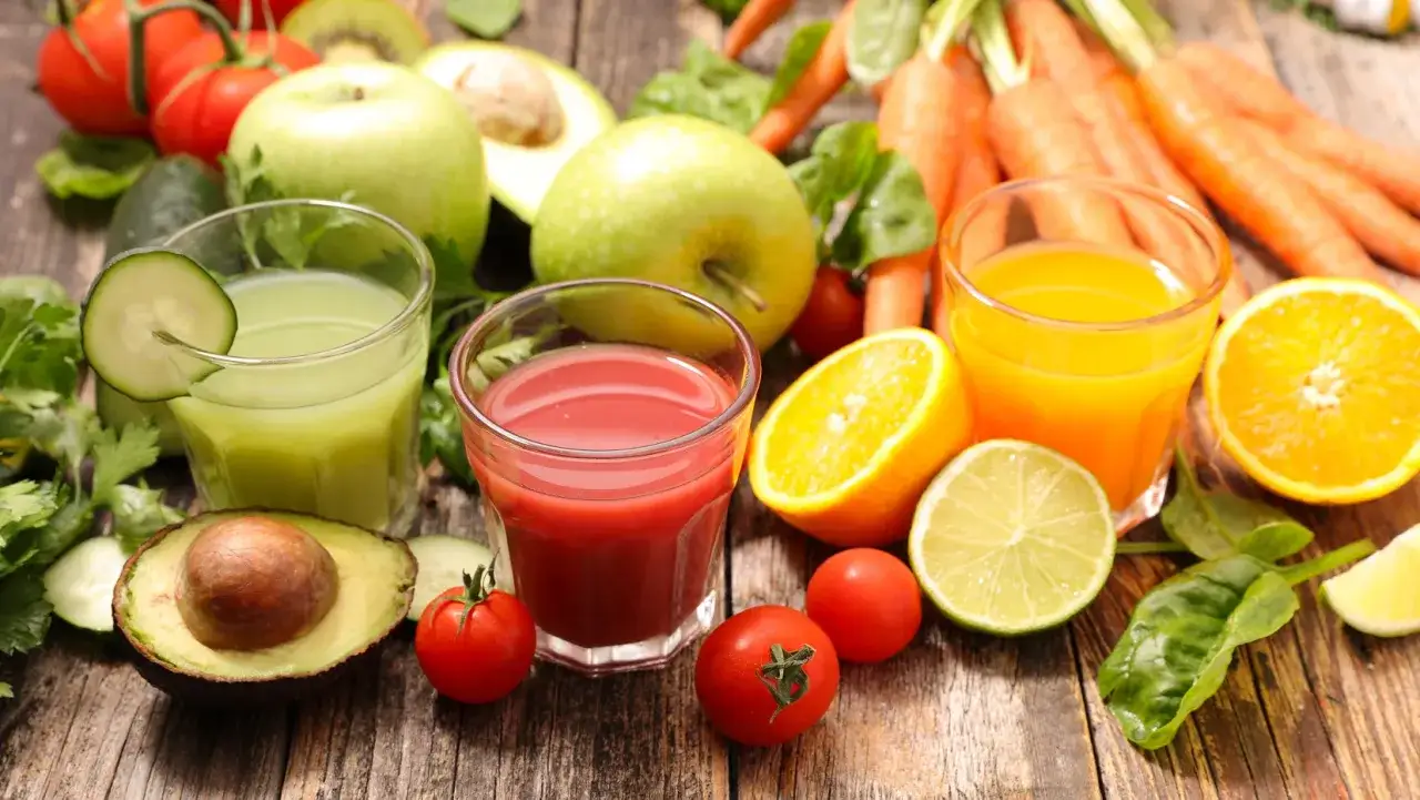 Kolorowe soki i świeże owoce oraz warzywa. Wspaniałe dieta sokowa efekty dla zdrowia i urody.