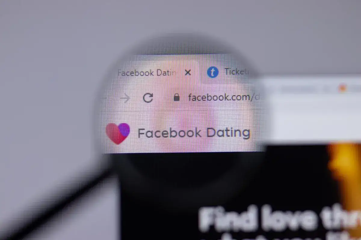 Szukasz miłości? Zbliżenie na ekran komputera pokazuje stronę Facebook Dating, gdzie można rozpocząć swoje randki na Facebooku.