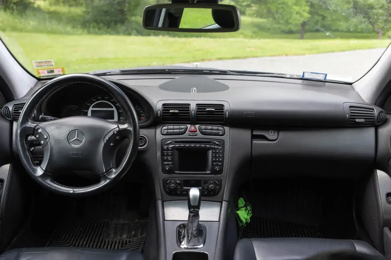 Mercedes C32 AMG wnętrze kokpit