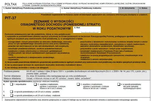 Emeryt z dokumentami PIT, senior przeglądający dokumenty podatkowe