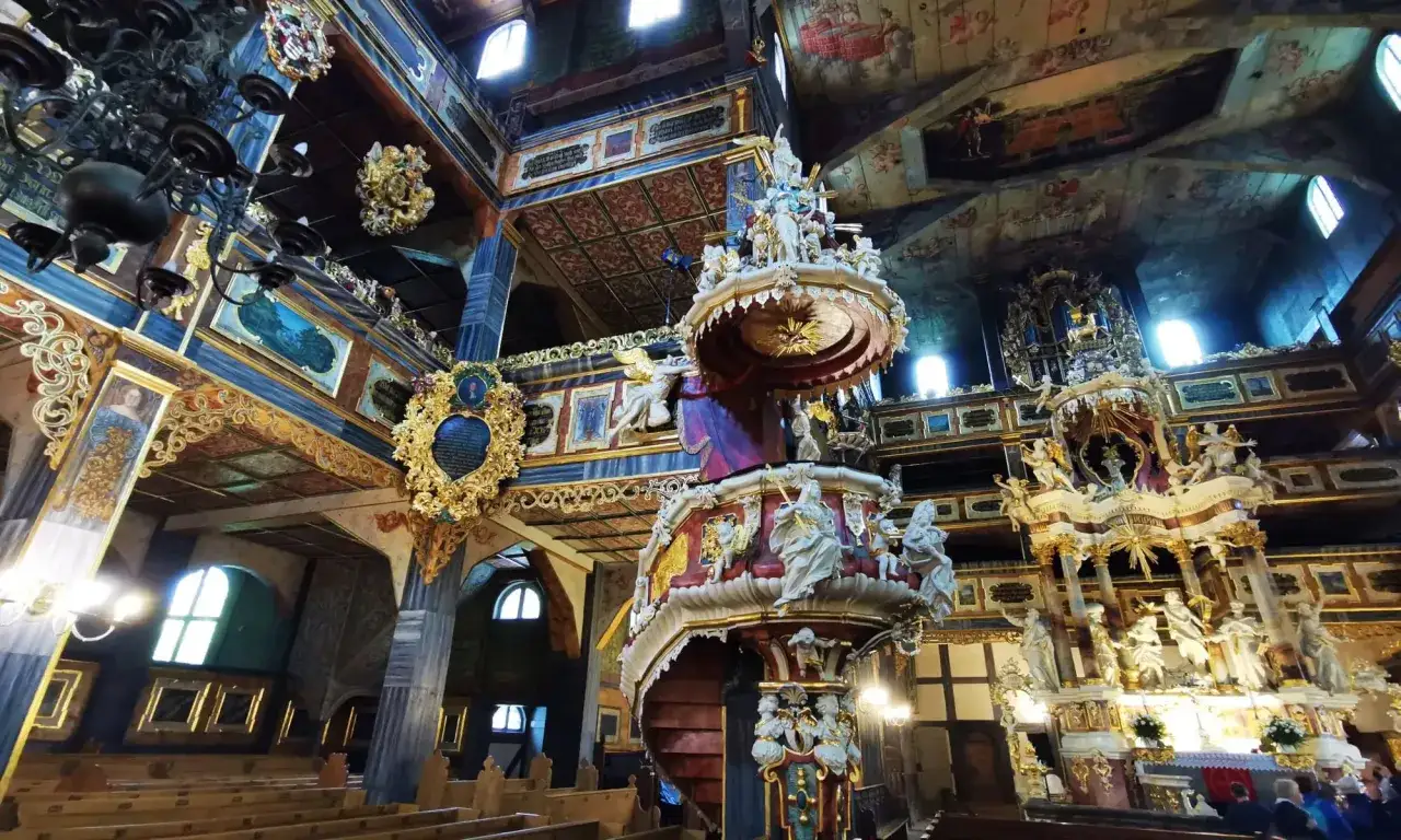 Wnętrze Kościoła Pokoju w Świdnicy zachwyca bogactwem zdobień. Ołtarz i ambona to prawdziwe dzieła sztuki, świadczące o kunszcie dawnych rzemieślników. To jedne z najpiękniejszych świdnica atrakcje.