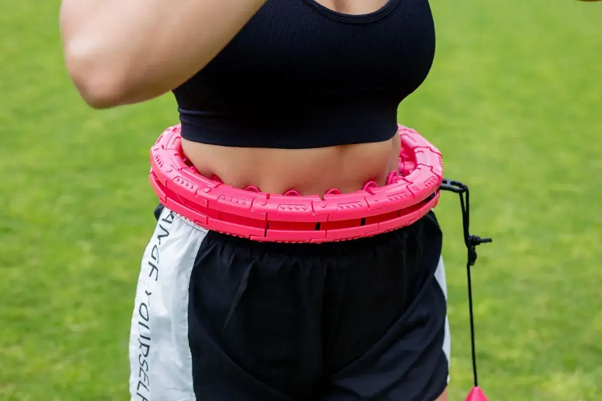 Różowe hula hop z obciążeniem, które zapewnia świetne efekty treningowe.