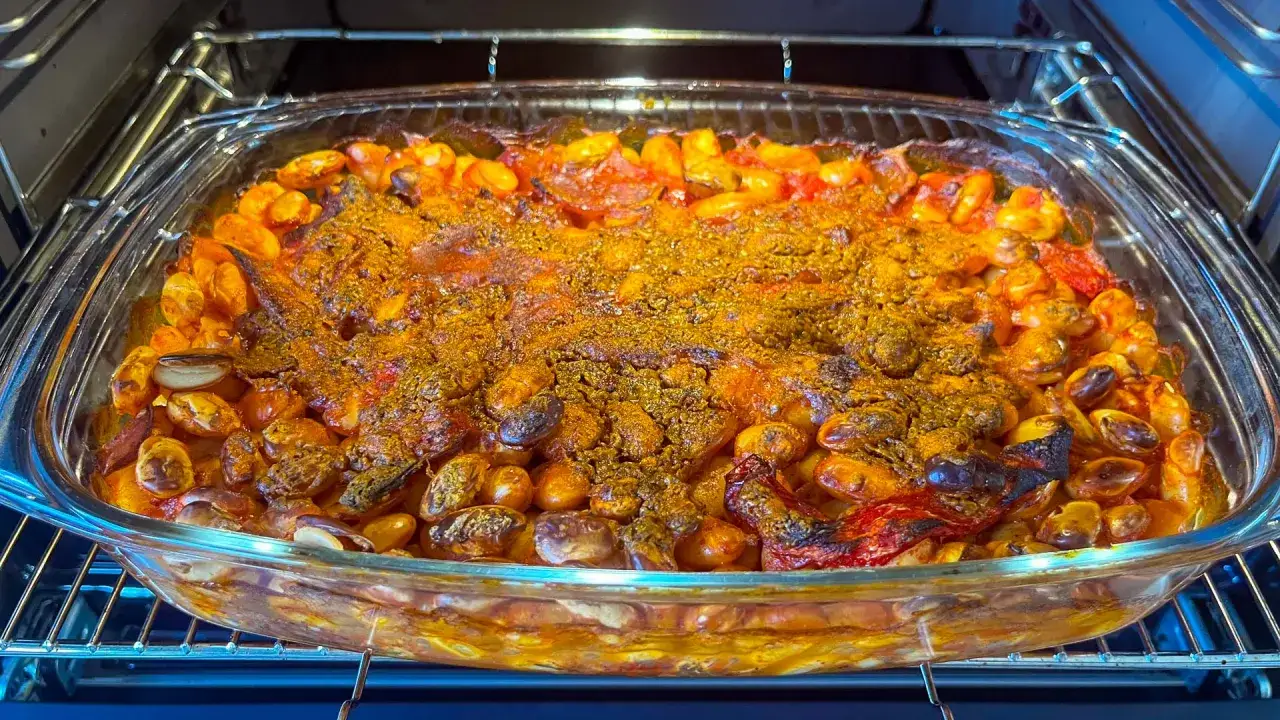 Pyszne, zapiekane tavce gravce w piekarniku, z fasolą i pomidorami, pachnące przyprawami.