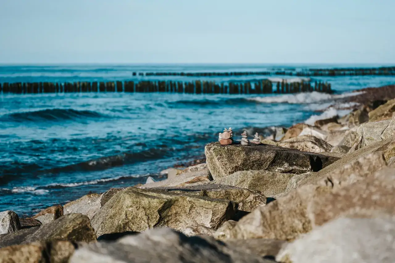 Kamienne piramidki na brzegu morza, gdzie powietrze nasycone jest jodem. Fale rozbijają się o kamienie, tworząc kojący szum.