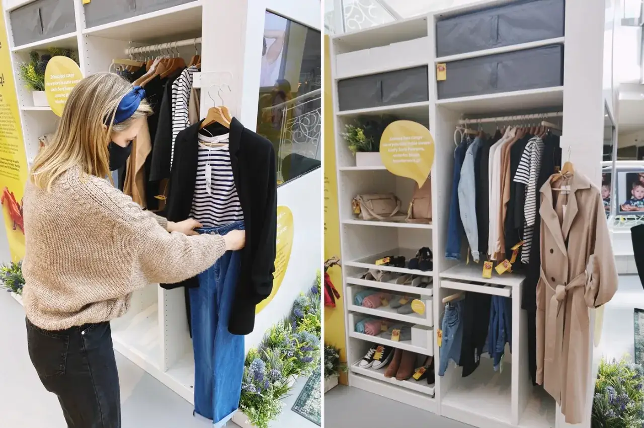 Kobieta wybiera ubrania do swojej szafy w stylu minimalistycznym. Wieszaki pełne ubrań i akcesori&oacute;w.