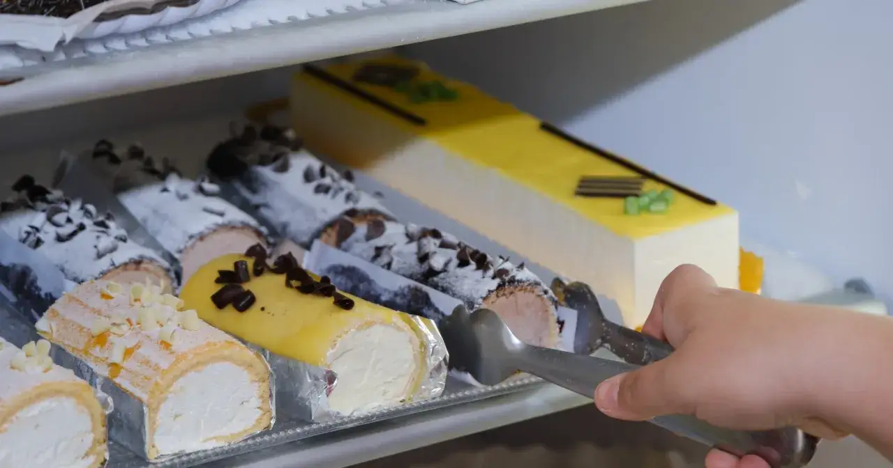 Ciasto z kremem w lod&oacute;wce szczelnie zamknięte