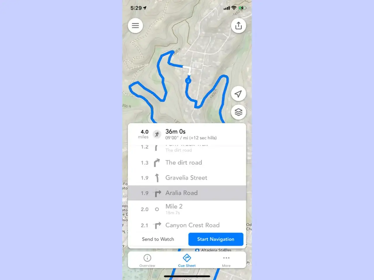 Aplikacja do wyznaczania trasy biegu pokazuje mapę z niebieską trasą. Widoczna jest lista zakręt&oacute;w i dystans&oacute;w, np. 